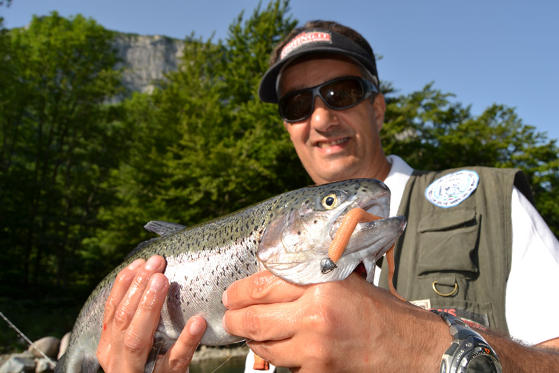 Pescare trota iridea torrente esca gomma